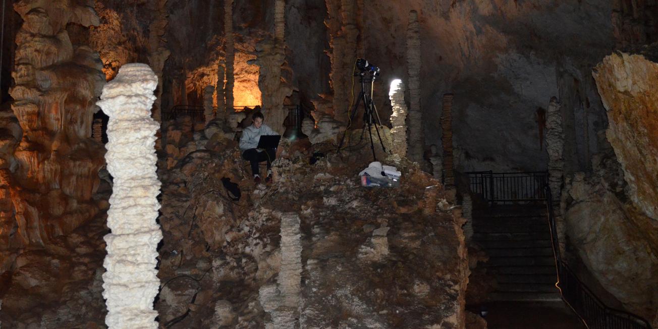 Etude de la trajectoire des gouttes d’eau tombant du plafond des grottes pour déterminer la relation entre la largeur des stalagmites et la géométrie des cavités souterraines. 
