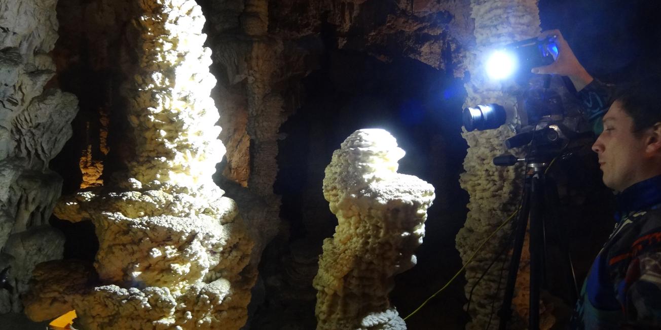 Etude de la trajectoire des gouttes d’eau tombant du plafond des grottes pour déterminer la relation entre la largeur des stalagmites et la géométrie des cavités souterraines. 