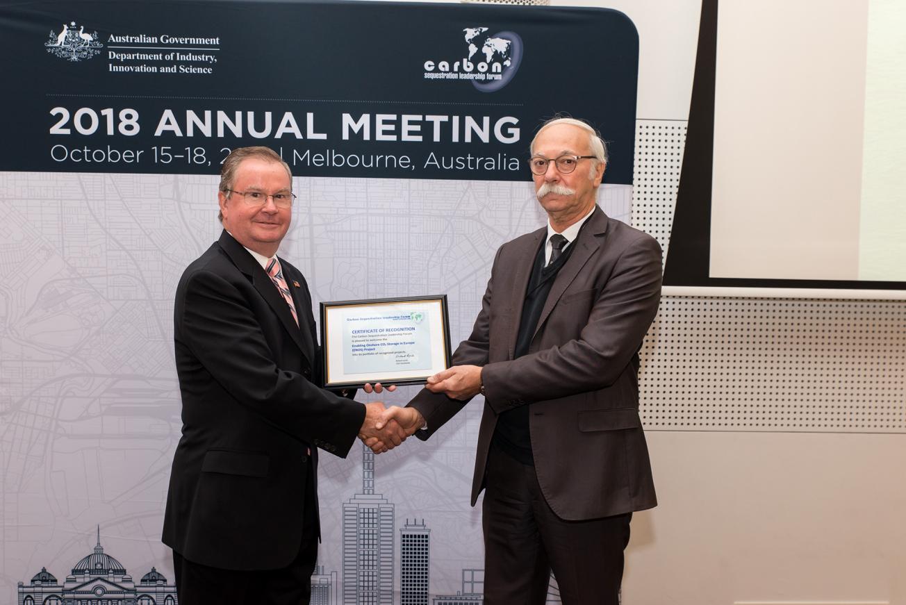 Presentation of the CSLF certificate of recognition for the contribution of the ENOS project to the development of CO2 storage and utilization technologies   $ Texte 