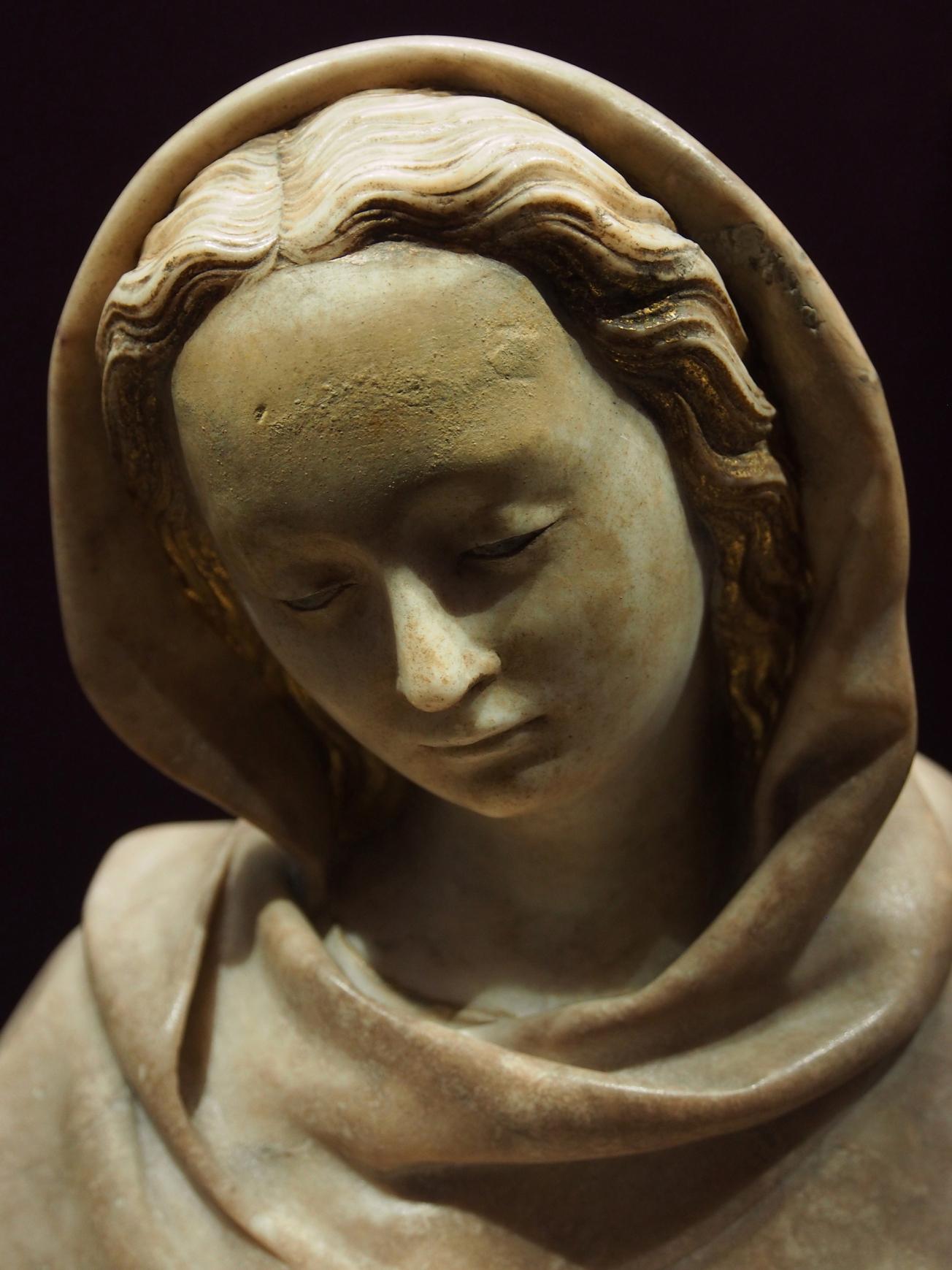 Statue en albâtre “Sainte tenant un livre ouvert” 