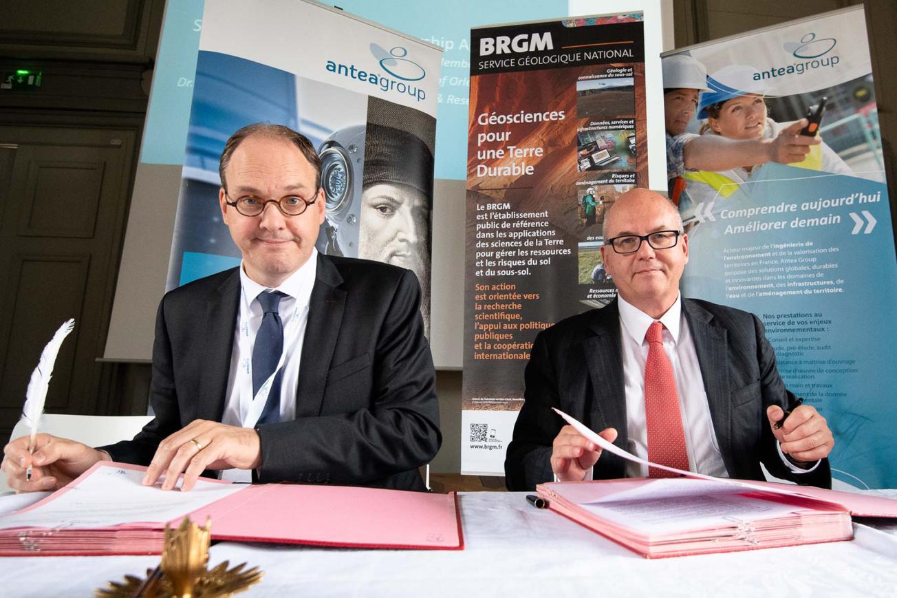 Signature of the partnership agreement between the BRGM and Antea Group 