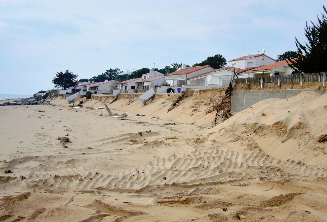 Dégâts sur les maisons causés par l’érosion de la dune à la Tranche-sur-Mer, suite à la tempête Xynthia    