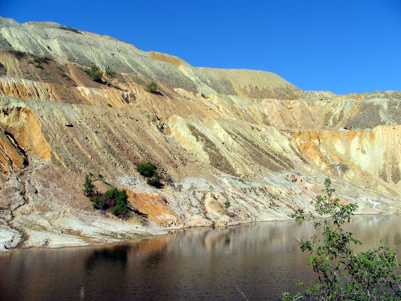 Stockage de déchets miniers en attente de retraitement (Bulgarie, 2007)