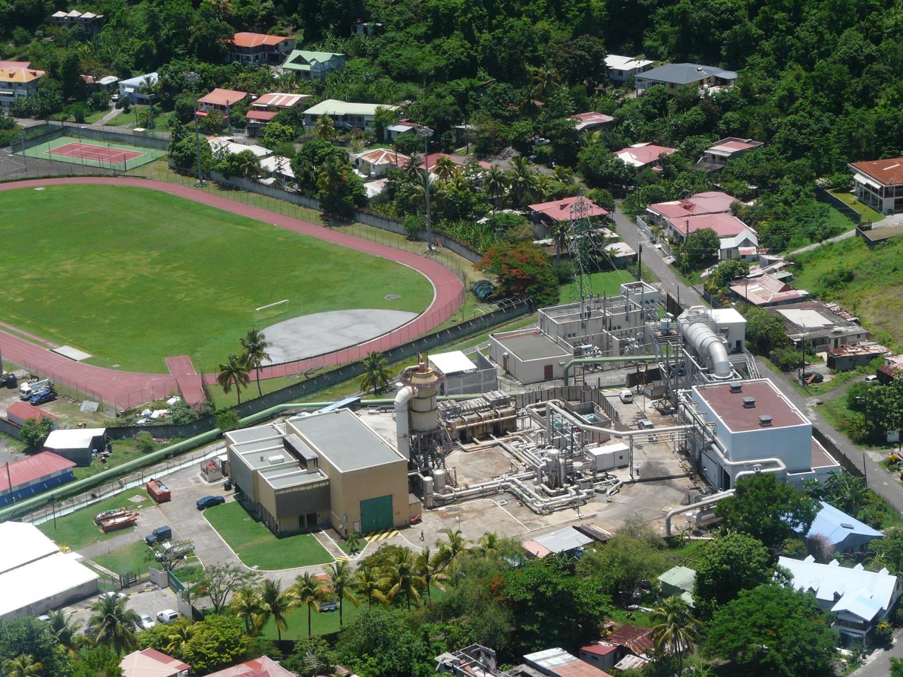 Vue aérienne des installations de la centrale géothermique du site de Bouillante 