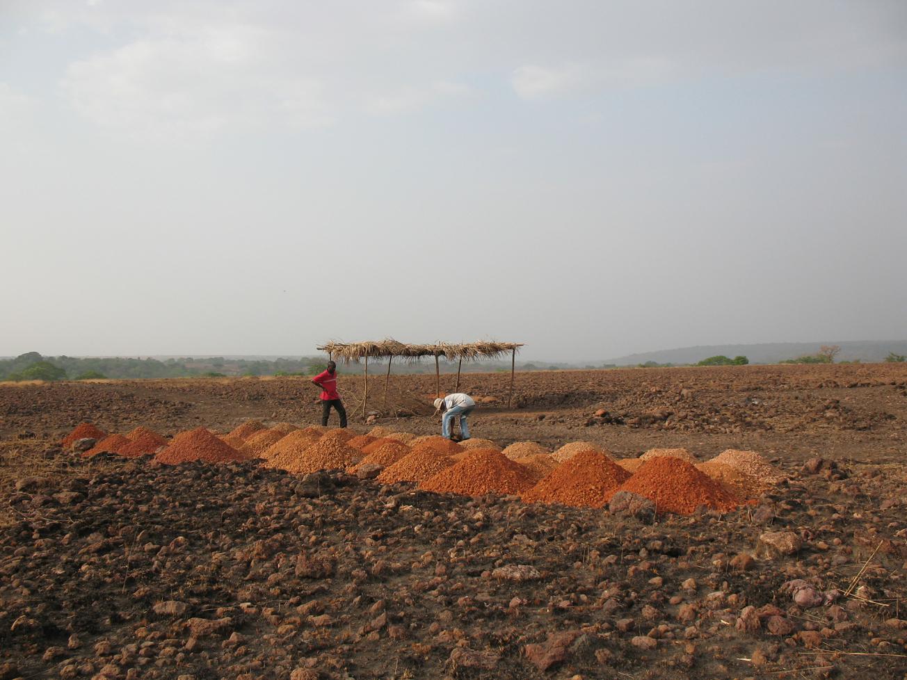 Tas de bauxite extraits d’un puits d’exploration minière 