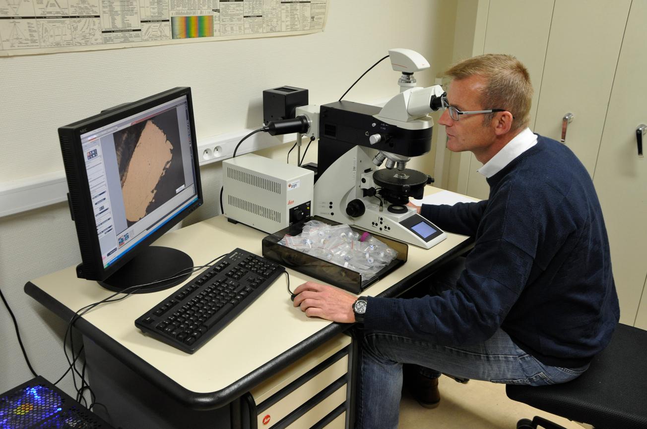 Observation au microscope de la forme, de la couleur, des inclusions minérales des échantillons d'or guyanais    