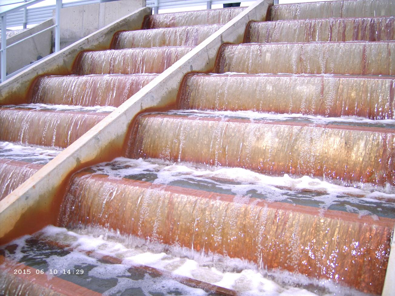 Cascades with hollow steps that improve aeration and the precipitation of iron particles 
