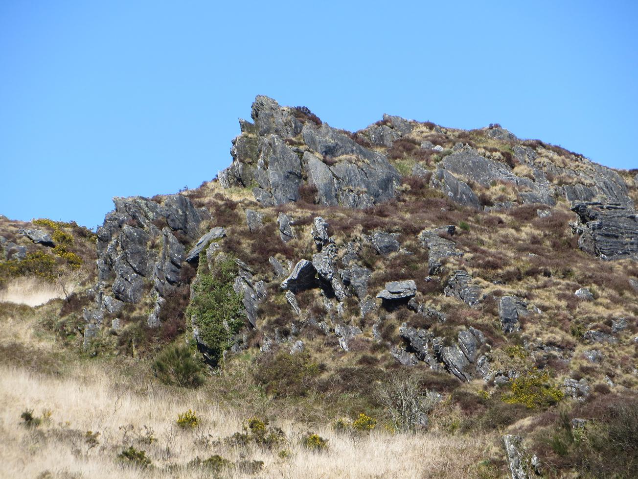 Schistes et quartzites déchiquetés par l’érosion forment les plus hauts sommets des Monts d’Arrée