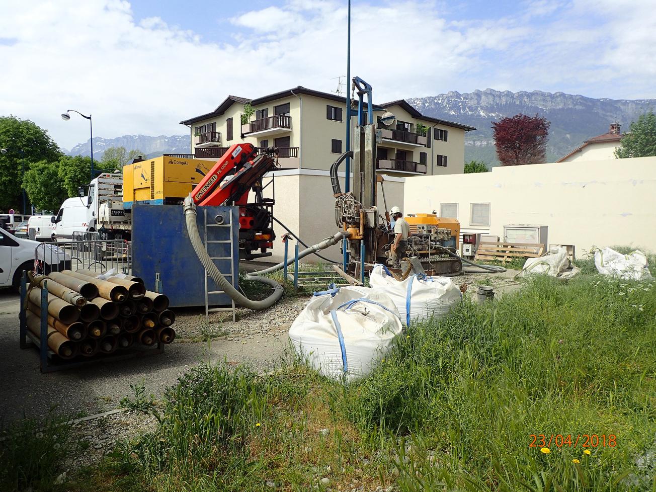 Drilling of a borehole for installing a monitoring piezometer in an urban environment