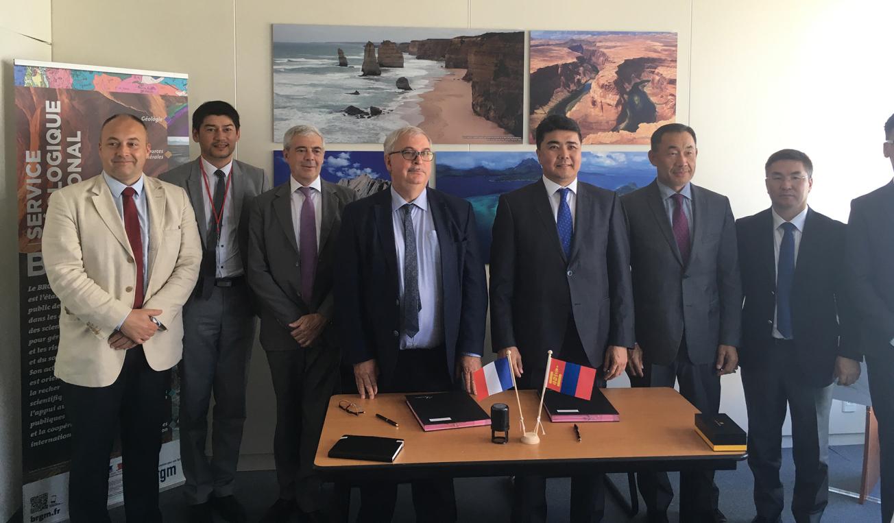 The Mongolian and French delegations at the signature of the MRPAM-BRGM agreement