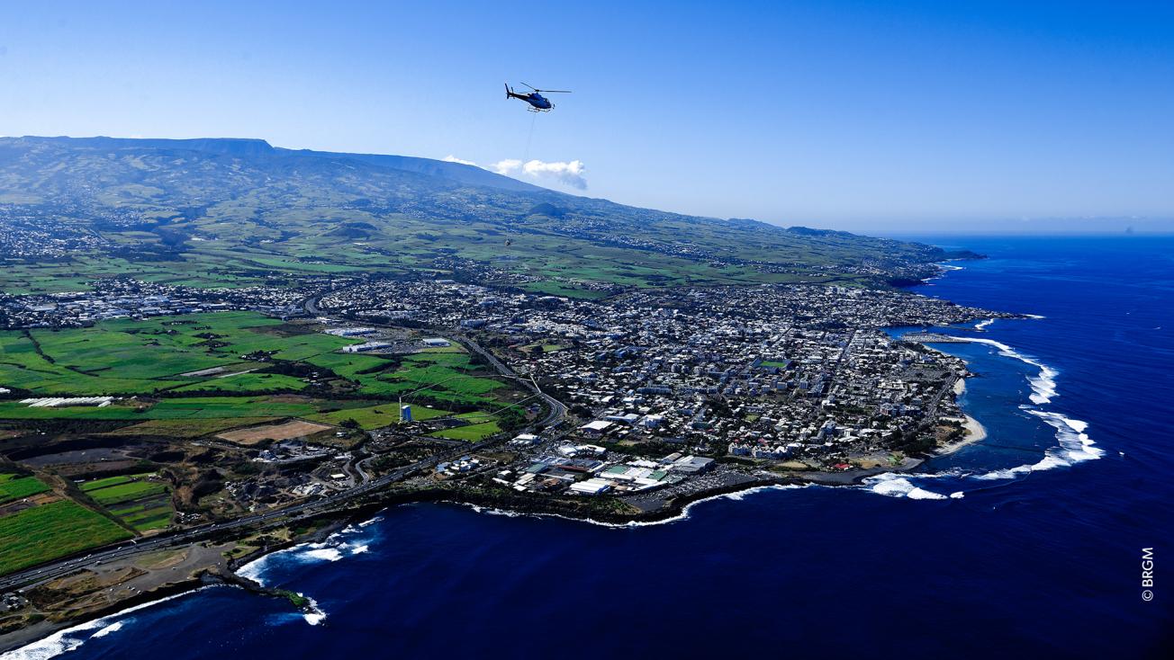Campagne ReunEM de géophysique héliportée, la Réunion