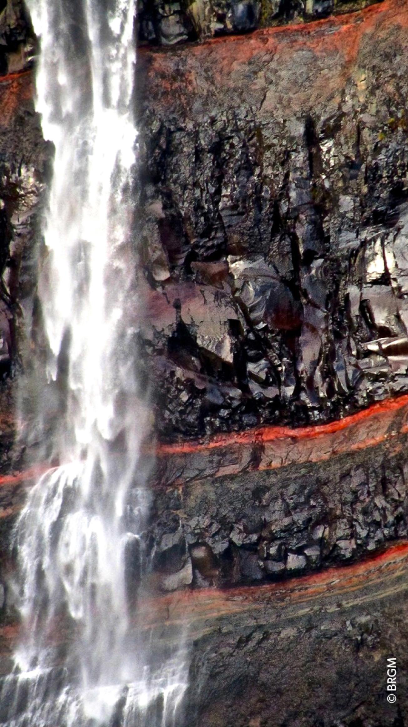 Entre deux coulées de lave, une couche superficielle de cendres riches en composé ferreux, Islande
