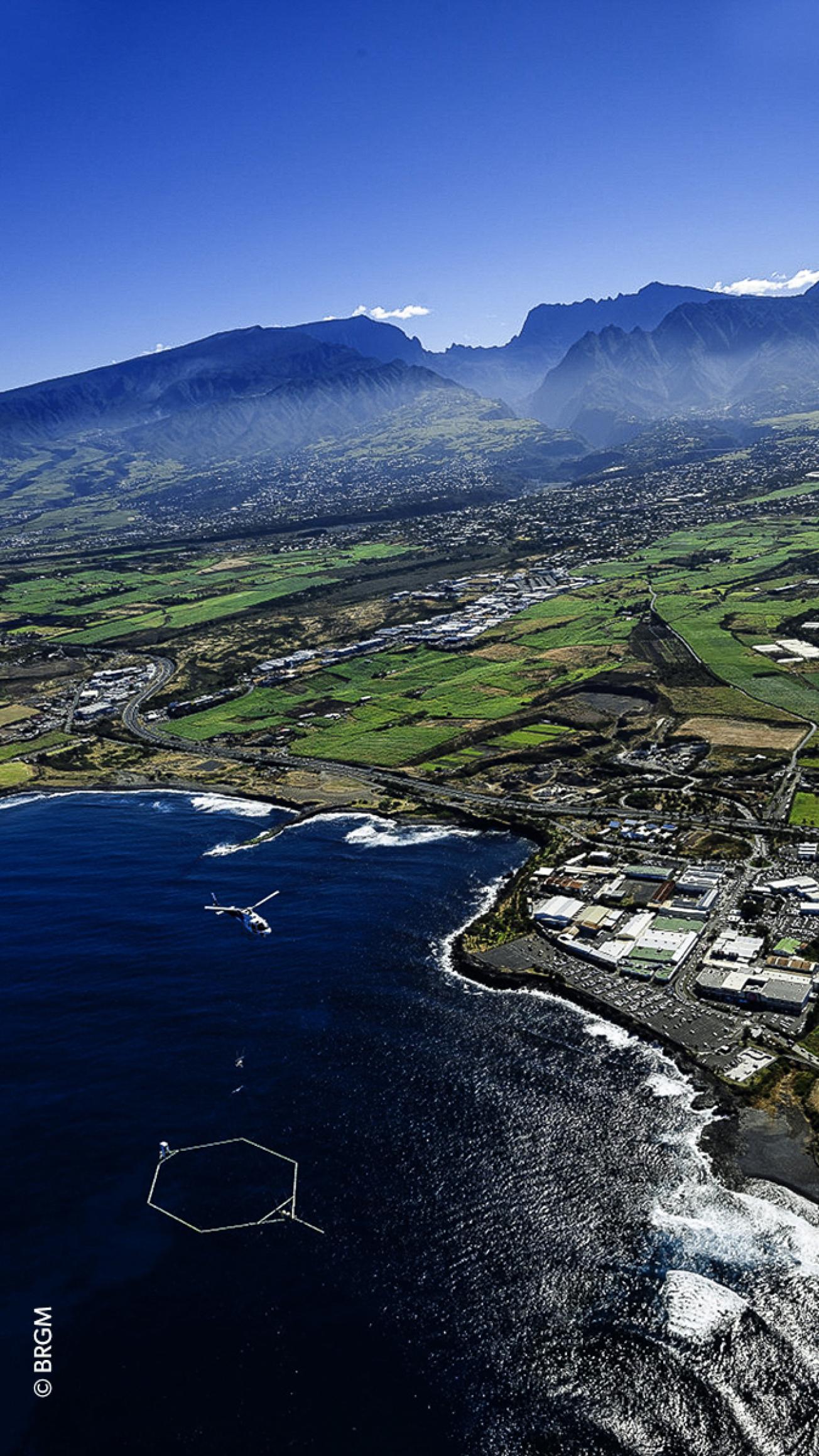 Campagne ReunEM de géophysique héliportée à la Réunion