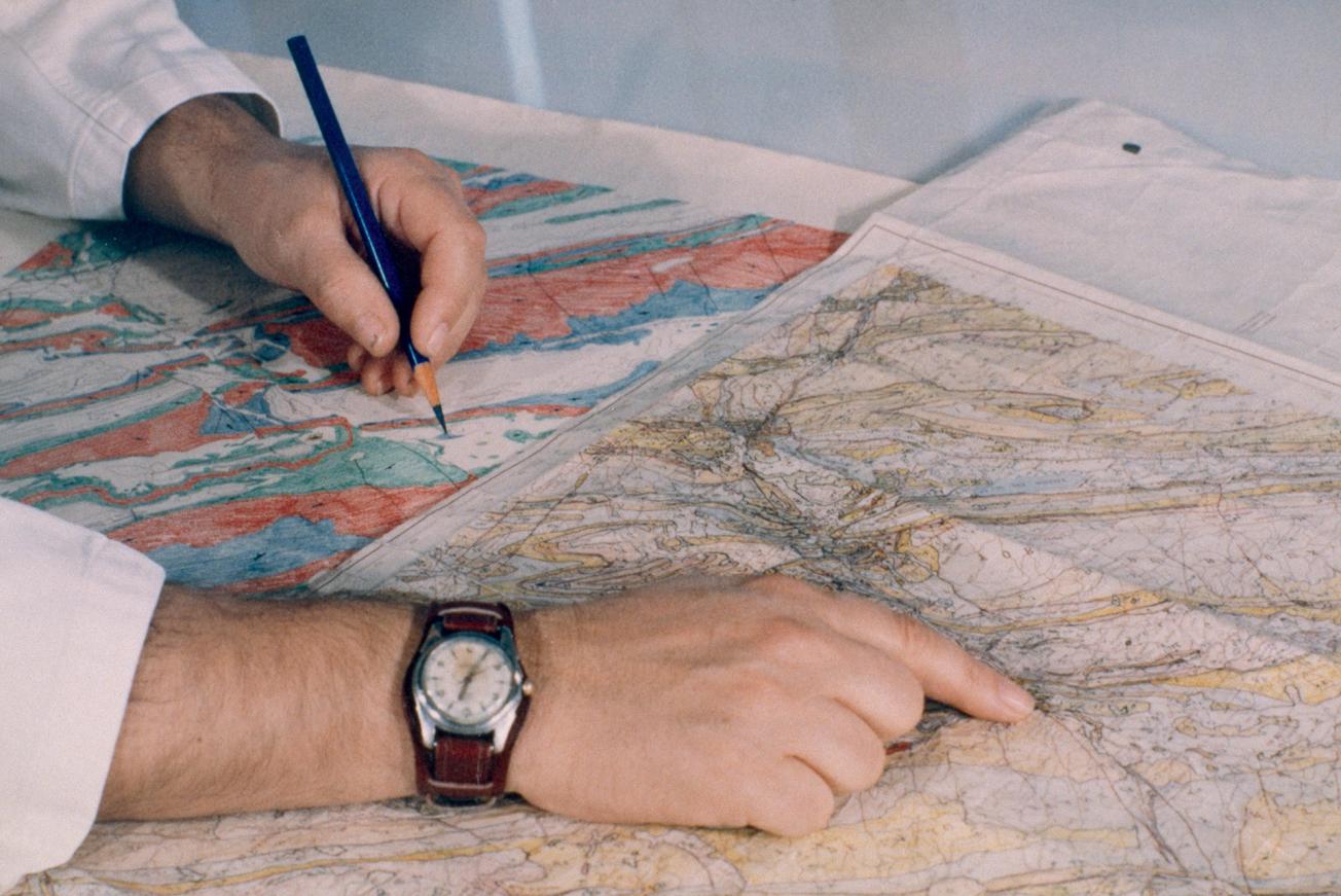 Dessin manuel avec une carte géologique