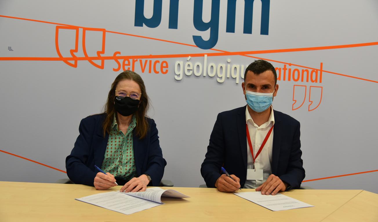 Michèle Rousseau, présidente-directrice générale du BRGM, et Mathieu Neuville, président de la société Matterup, ont signé un accord de partenariat le 21 juin 2021 au BRGM à Orléans