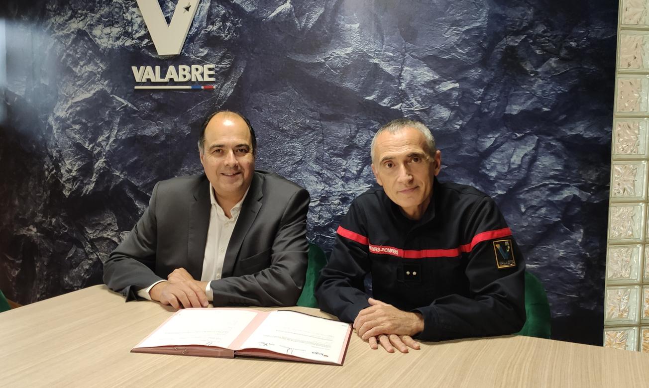 Karim Ben Slimane, directeur Risques et Prévention du BRGM, et Jean-Marc Bedogni, directeur général de l'Entente Valabre, ont signé un accord de partenariat