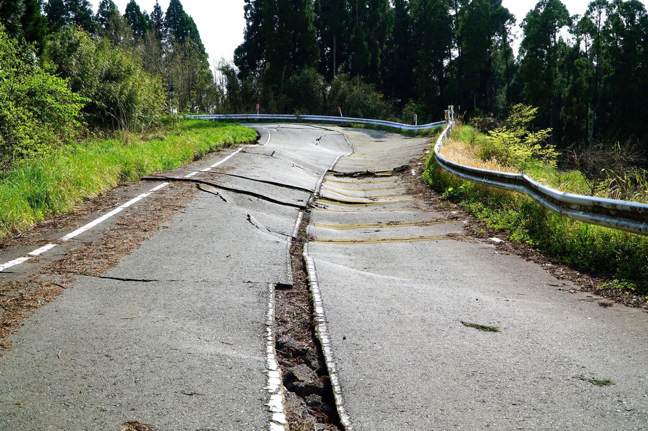 Effondrement de route suite à un tremblement de terre à Kunamoto au Japon