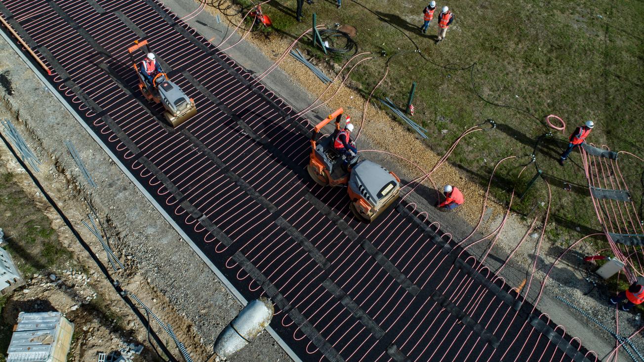 The Power Road® solution is based on a solar thermal collector set into the road surface. The solar heat absorbed is recovered by the heat exchanger and can be stored or returned immediately, as in the case of the swimming pool in Feurs (Loire).