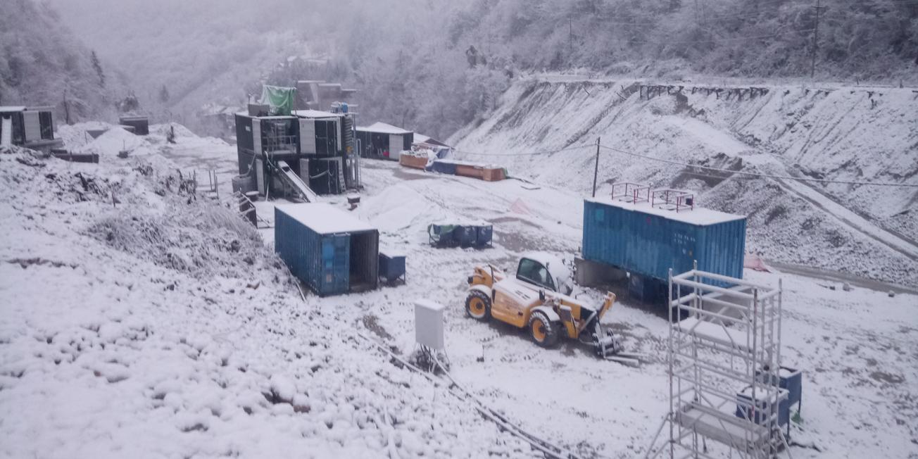 Vue d’ensemble de l’installation des modules du projet IMPaCT à Veliki Majdan (Serbie) après les premières neiges de l’hiver.