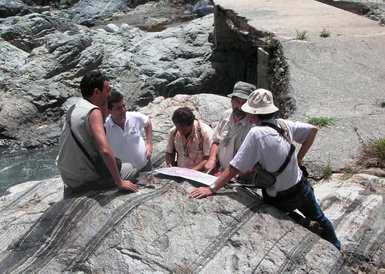 Surveying for the geological map of Dominican Republic 