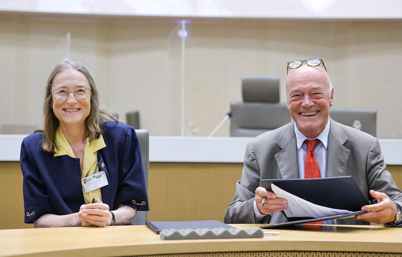 Michèle Rousseau, présidente du BRGM, et Alain Rousset, président de la Région Nouvelle-Aquitaine, ont signé une convention de partenariat sur les risques littoraux et le changement climatique, le lundi 5 septembre 2022 à Bordeaux.
