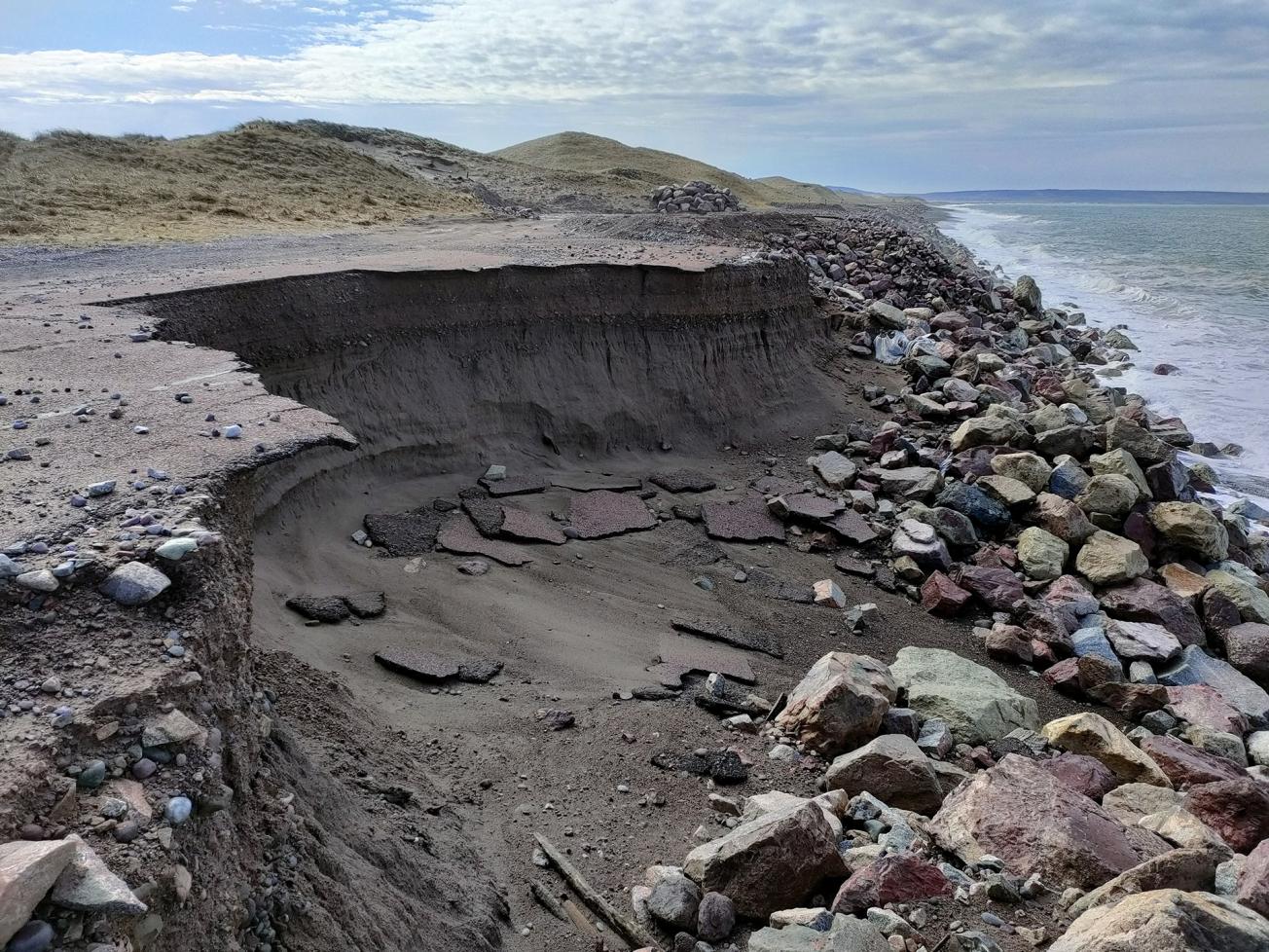 Encoche d’érosion sur l’isthme de Miquelon-Langlade suite aux tempêtes de février–mars 2021 (PK16 Isthme de Miquelon-Langlade, 2021). 