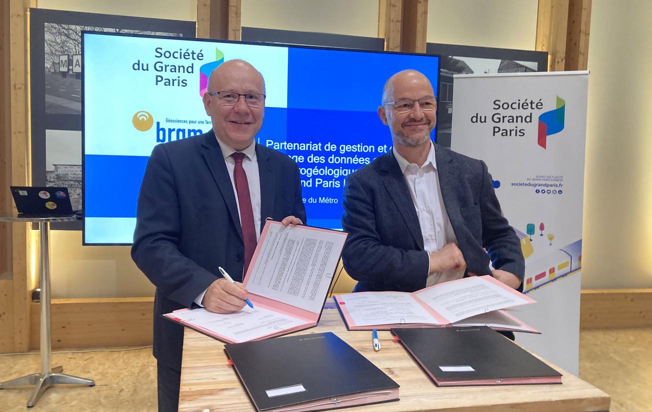 Signature du nouvel accord de partenariat entre Christophe Poinssot, président-directeur général par intérim du BRGM, et Jean-François Monteils, président du directoire de la Société du Grand Paris (SGP), le 4 avril 2023.