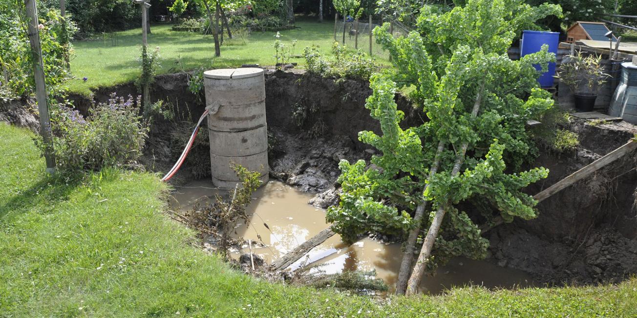 Effondrement dans un jardin à Chécy (45), suite aux inondations de mai 2016 (Loiret, 6 juin 2016).