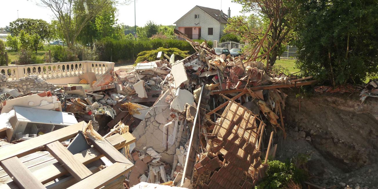 Collapse of a house, Saint-Pryvé Saint-Mesmin, 22 May 2010. Twenty-metre-deep sinkhole formed in a karst area (Loiret, 2010).