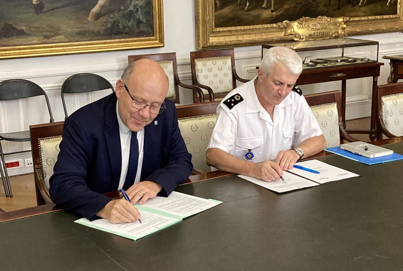 Christophe Poinssot, directeur général délégué du BRGM, et le général Dupont de Dinechin, directeur adjoint du service d’infrastructure de la Défense (SID) ont signé le 1er octobre 2023 un nouvel accord entre le BRGM et le ministère des Armées.
