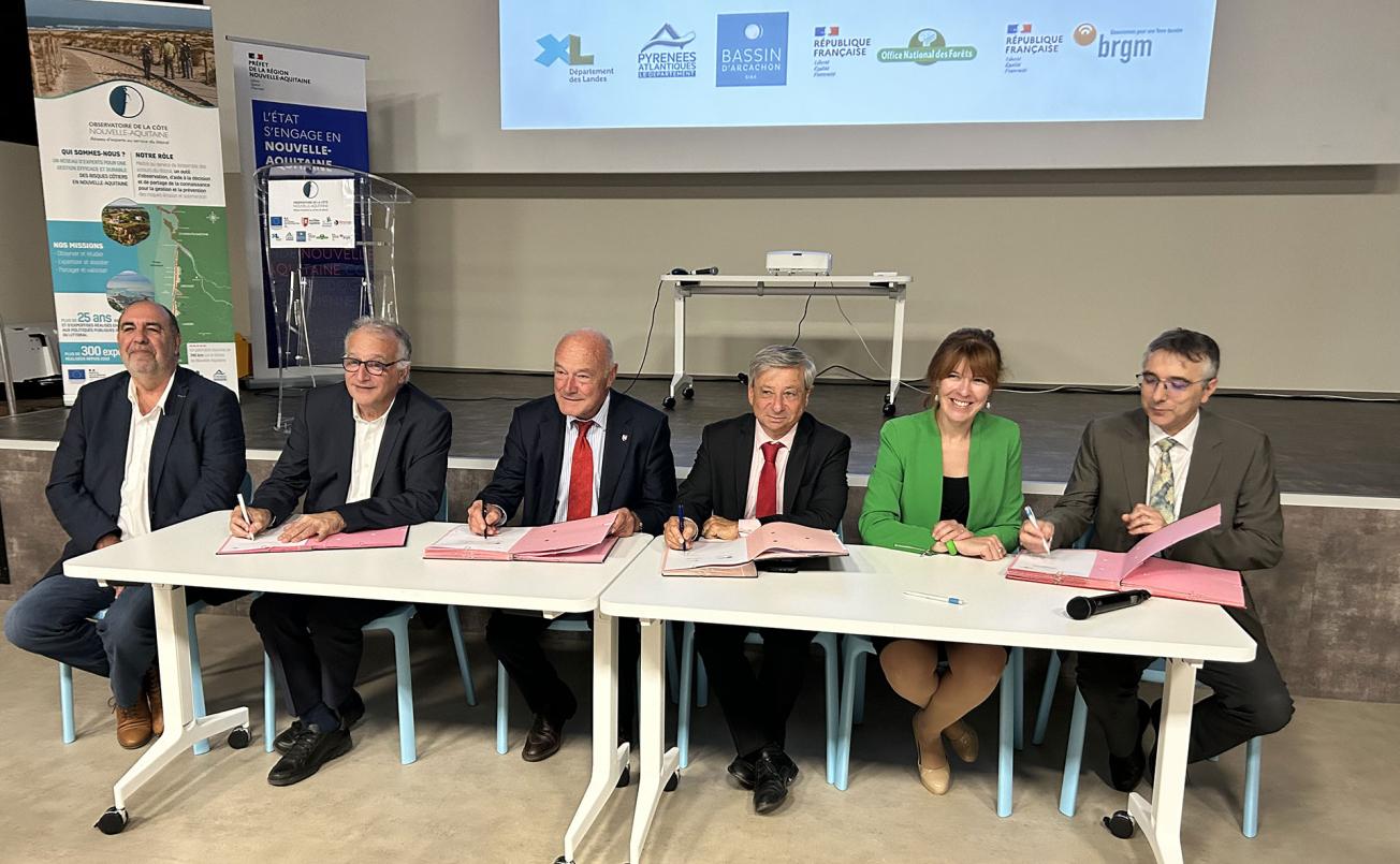 On 13 October 2023, the OCNA partners signed the new agreement for the period from 2022 to 2027. From left to right: Xavier Fortinon, President of the Conseil départemental des Landes, Alain Rousset, President of the Conseil régional de Nouvelle-Aquitaine, Etienne Guyot, Prefect of the Nouvelle-Aquitaine Region, Catherine Lagneau, BRGM Chair and CEO and Olivier Rousset, Deputy Director General of the ONF.