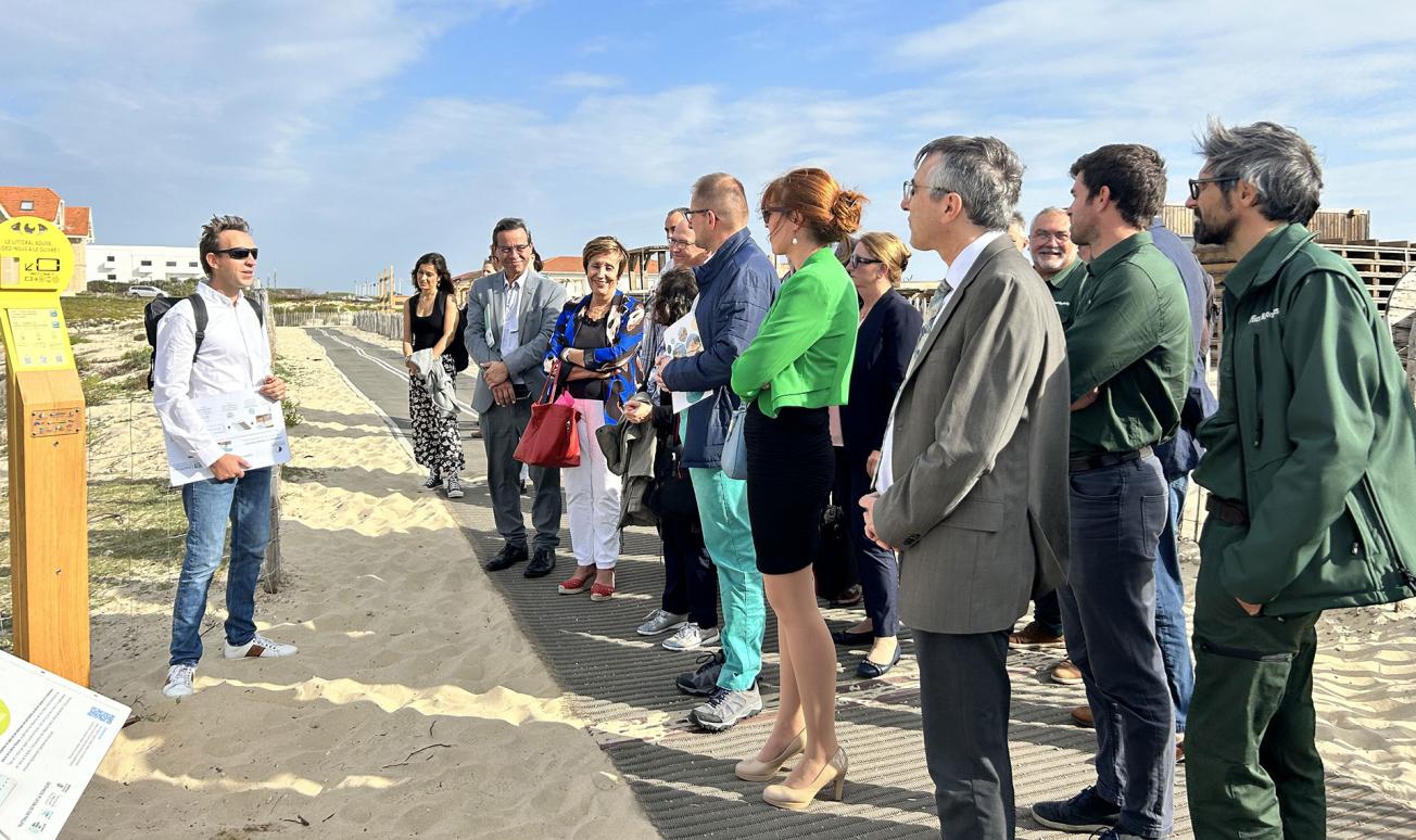 Une sortie terrain a été organisée avec les partenaires de l'Observatoire de la côte de Nouvelle-Aquitaine pour présenter le dispositif CoastSnap, l’état des plages en sortie d’été 2023 ainsi que le dispositif Réseau tempêtes (Biscarosse, 13 octobre 2023).