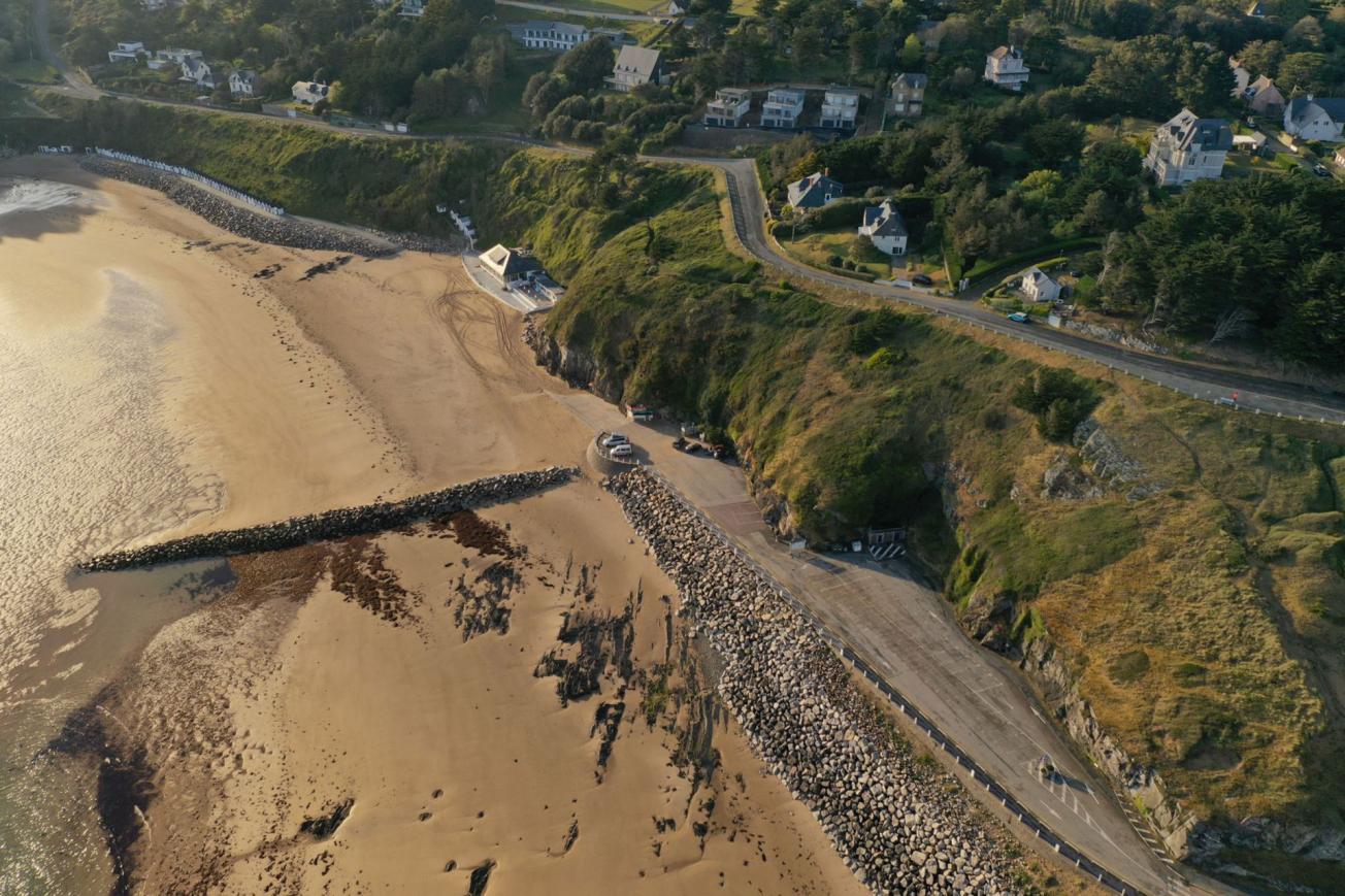 Vue de la plage de la Potinière (Manche) par drone le 6 mai 2021.