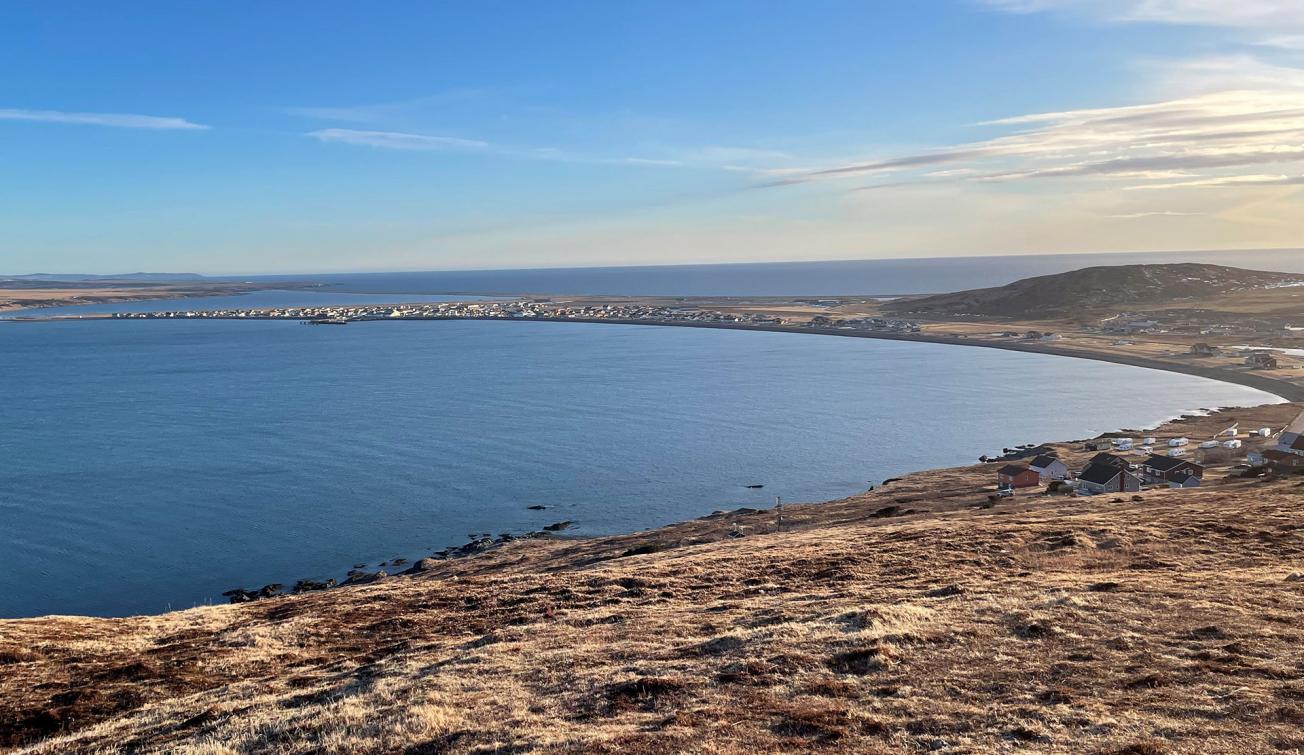 L’isthme et la plaine de Miquelon, reliant la presqu’île du Cap au nord avec la presqu’île de Grande Miquelon au sud, sur lequel s’est développé le bourg de Miquelon (Miquelon, 2023).