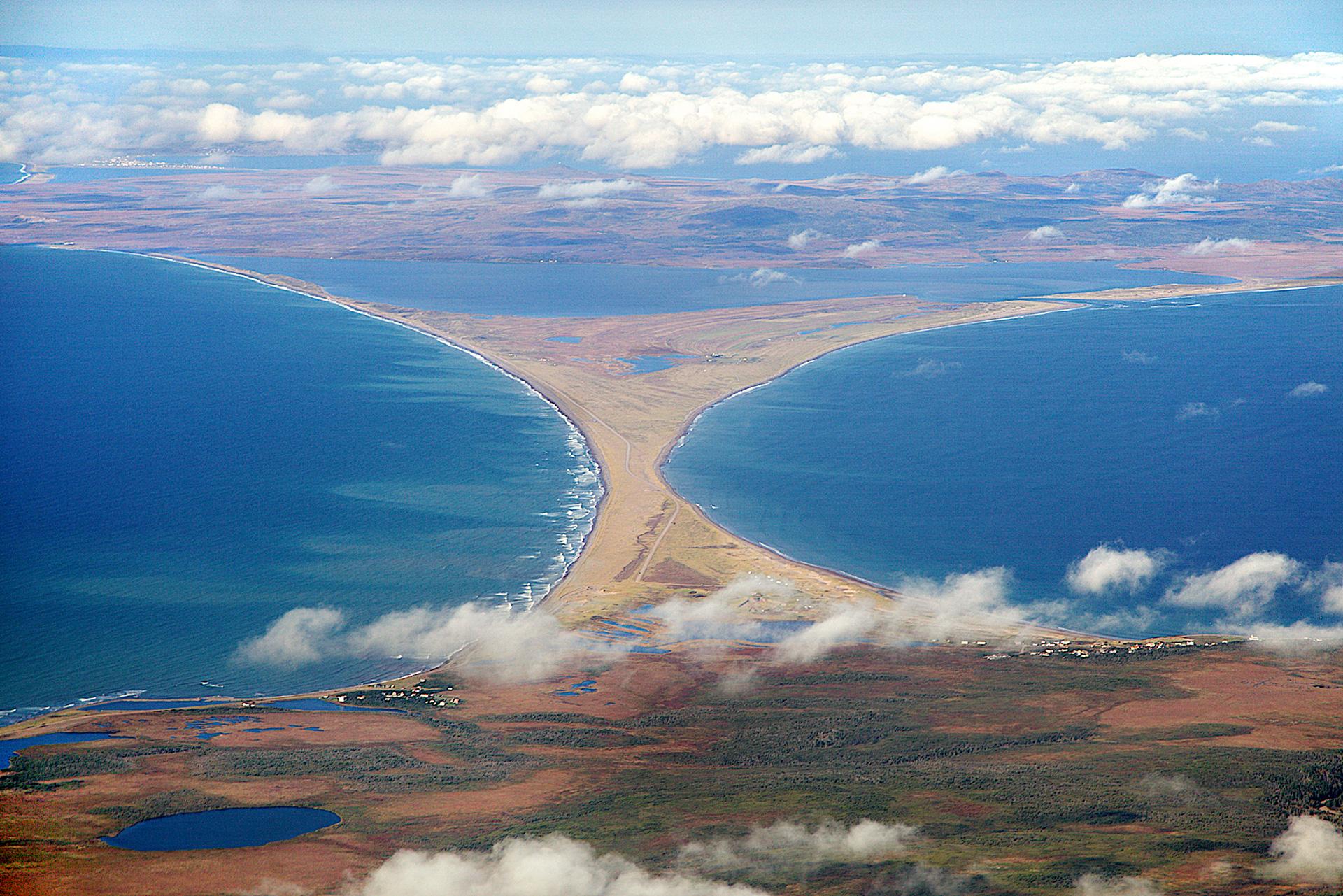 Vue aérienne sur la lagune du Grand Barachois (au nord), et l’isthme de Miquelon-Langlade, un cordon littoral sableux (2012) 