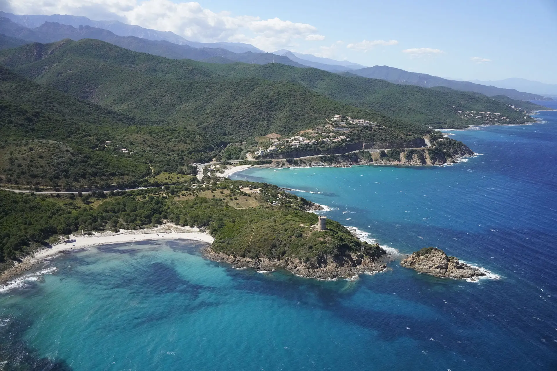 Alternance de côte rocheuse et de plages de poche sableuses (Sainte-Lucie-de-Porto-Vecchio, Corse, 2022).