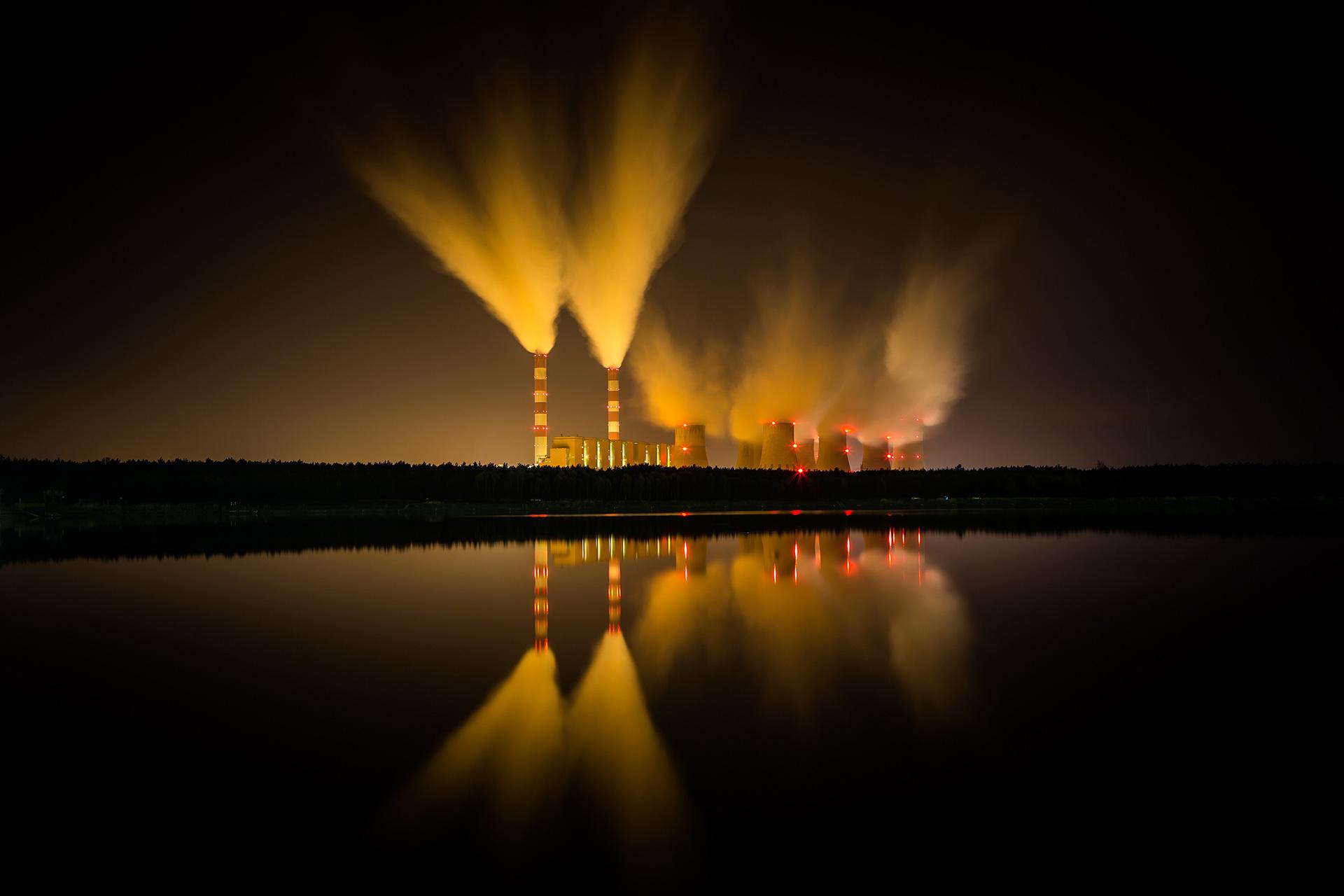 Vue des émissions de vapeur d'une centrale nucléaire, Pologne