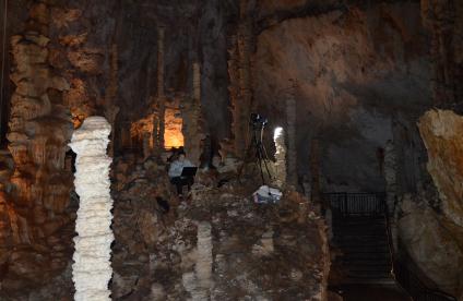 Etude de la trajectoire des gouttes d’eau tombant du plafond des grottes pour déterminer la relation entre la largeur des stalagmites et la géométrie des cavités souterraines. 