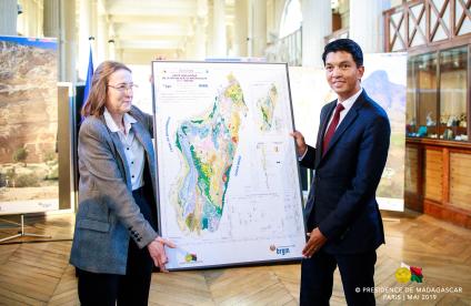 The BRGM presents its 1:1 000 000 geological map to the Republic of Madagascar 