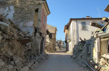 Rue d'Amatrice en Italie, un an après la crise sismique d'août 2016 
