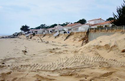 Dégâts sur les maisons causés par l’érosion de la dune à la Tranche-sur-Mer, suite à la tempête Xynthia    