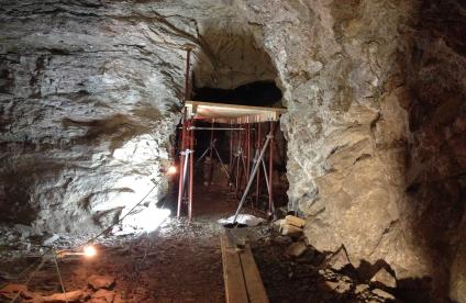 Passage sécurisé au fond de la mine pour le personnel de chantier afin d’accéder à la zone à combler 
