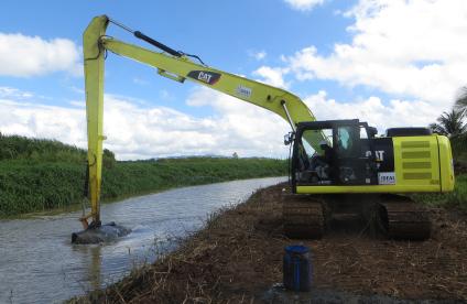 A mechanical shovel taking sediment samples from the Salt River 