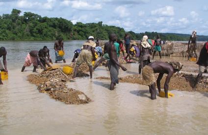 Diamond panning in the east of the Central African Republic 