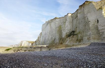 Recul de la falaise dû à l'effondrement de blocs et à l'érosion dans la Somme 