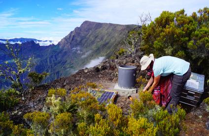Installation de stations sismiques pour le suivi des effondrements de rempart du Maïdo à La Réunion 
