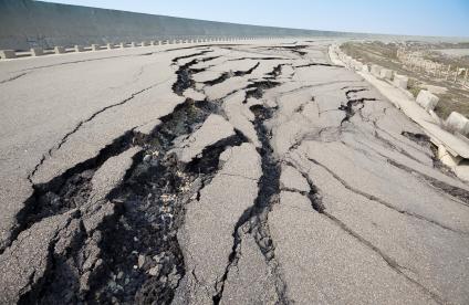 Route fissurée suite à un tremblement de terre