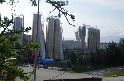 Vue de l'endommagement par flambage de silos à Bazzano
