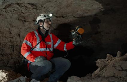 Silvain Yart, cavity risk engineer at BRGM, models an underground cavity using a 3D mobile laser scanner