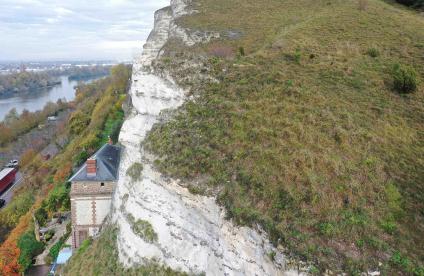 Chalk cliff, showing threat to installations below (Belbeuf, Seine-Maritime, 2020). 